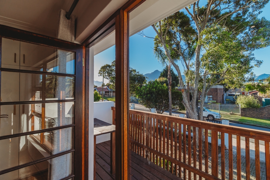 7 Bedroom Property for Sale in Loerie Park Western Cape